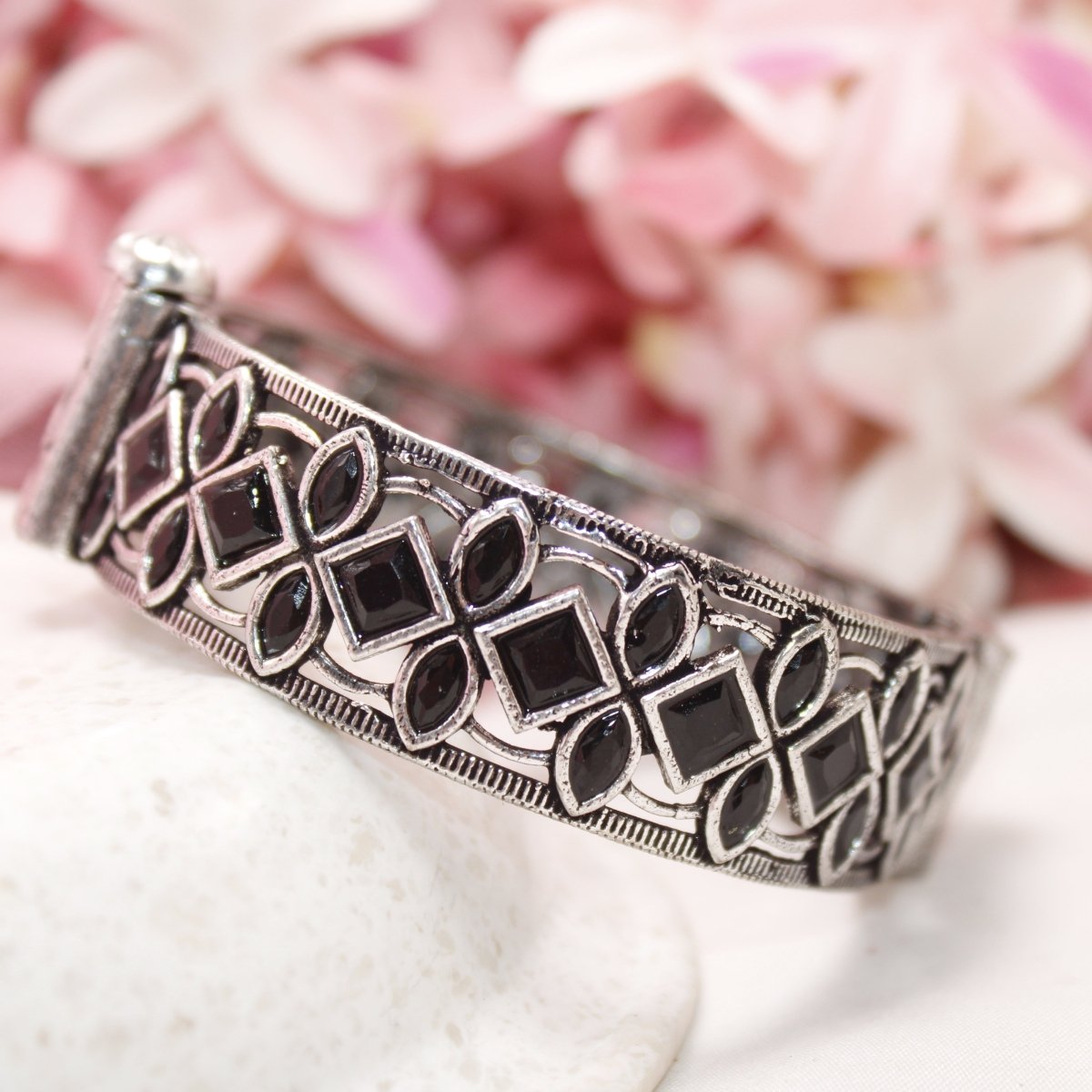 STONE CUTWORK KADA - BLACK