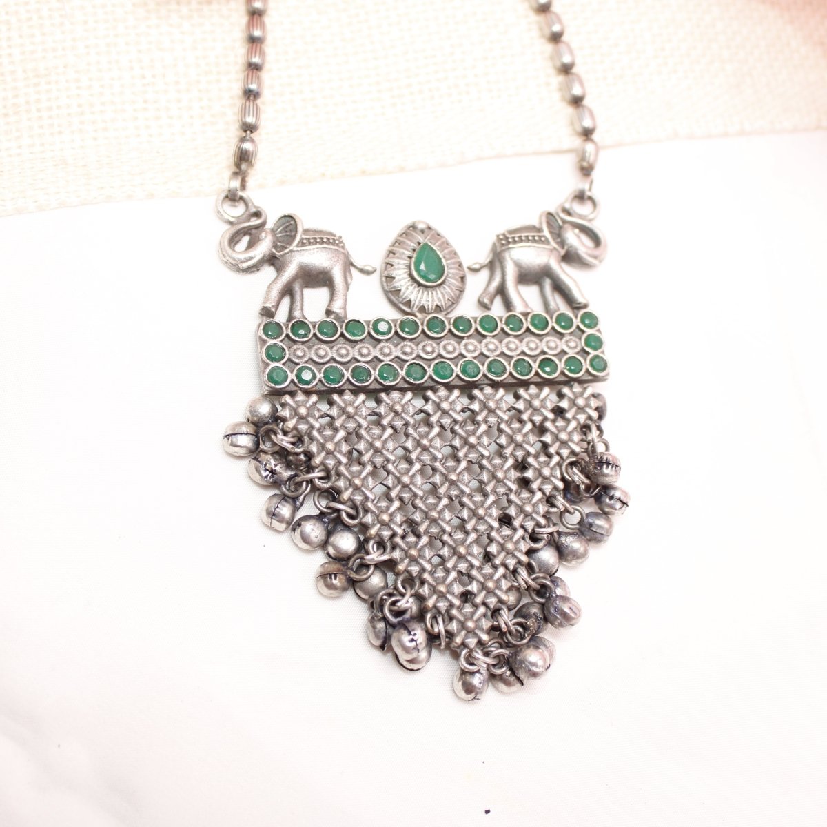 VINTAGE LOOK SILVER REPLICA ELEPHANT PAIR PENDANT - GREEN