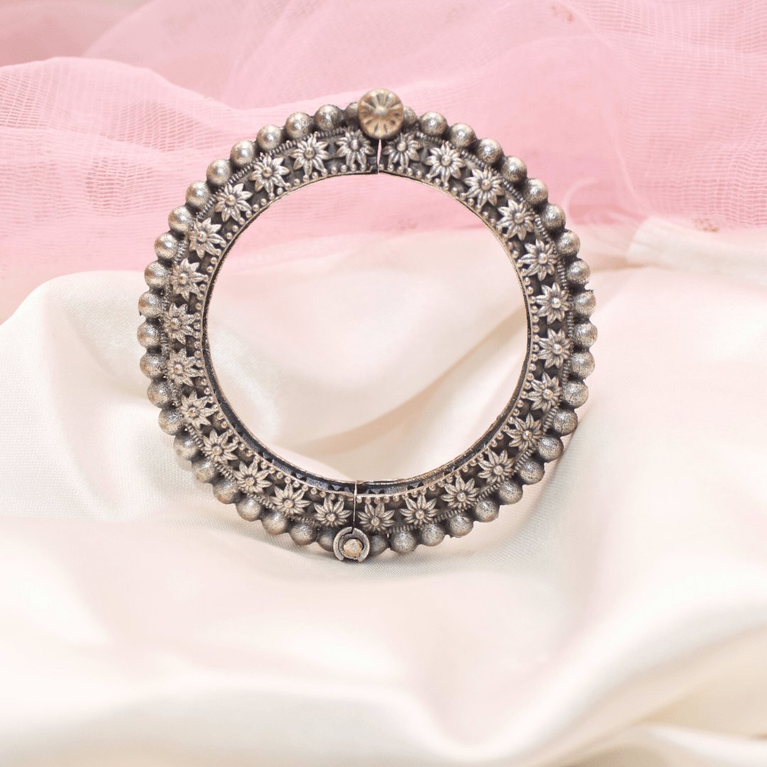 Silver Look Jewellery - Vintage Look Flower with Dot Kada