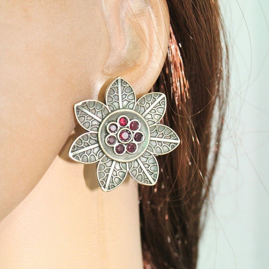 7 LEAVES FLOWER STUD - MAROON