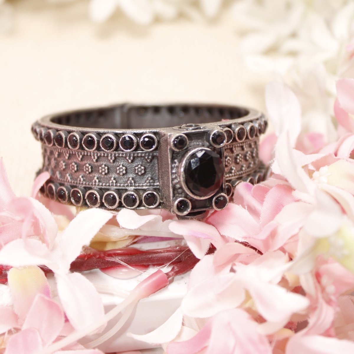 BOHO BIG STONE KADA-BLACK