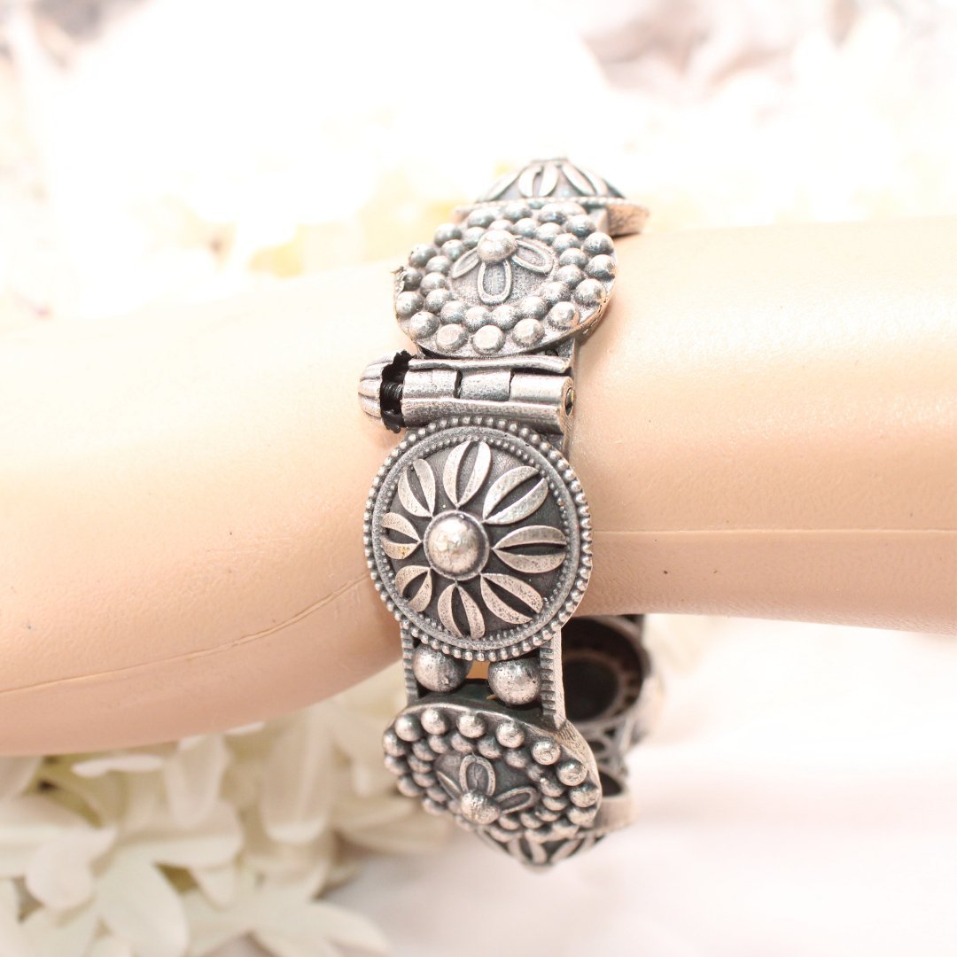 BOHO VINTAGE LOOK SINGLE KADA-CHAKRA DOT
