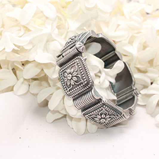 BOHO VINTAGE LOOK SINGLE KADA - FLOWER SQUARE BLOCK