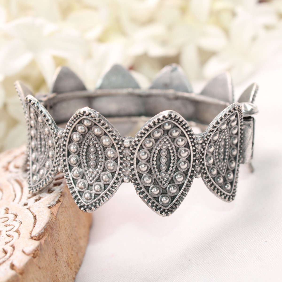 BOHO VINTAGE LOOK SINGLE KADA - LEAF CUTWORK