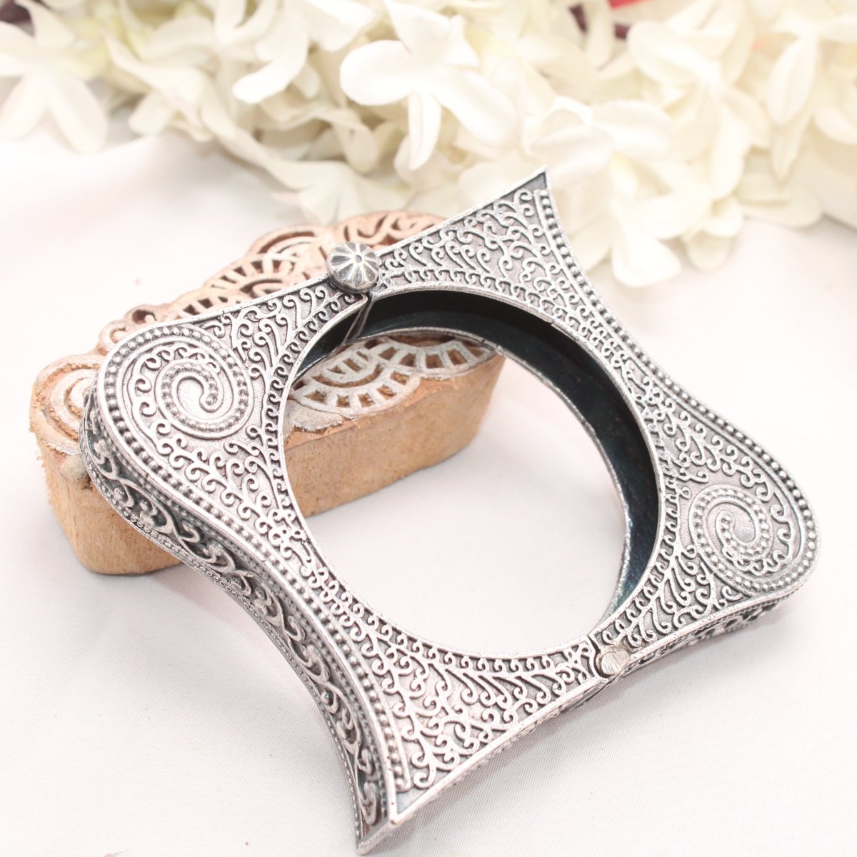 BOHO VINTAGE LOOK SINGLE KADA - SQUARE CURVE CUTTING