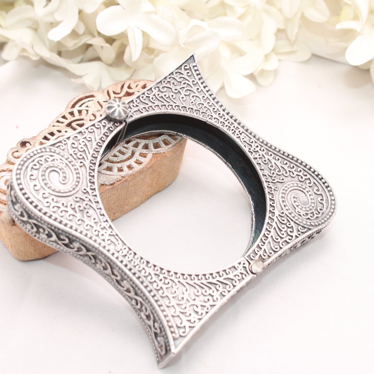 BOHO VINTAGE LOOK SINGLE KADA - SQUARE CURVE CUTTING