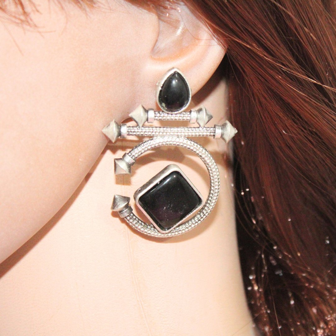 C- SHAPE STUD TYPE DANGLER-BLACK