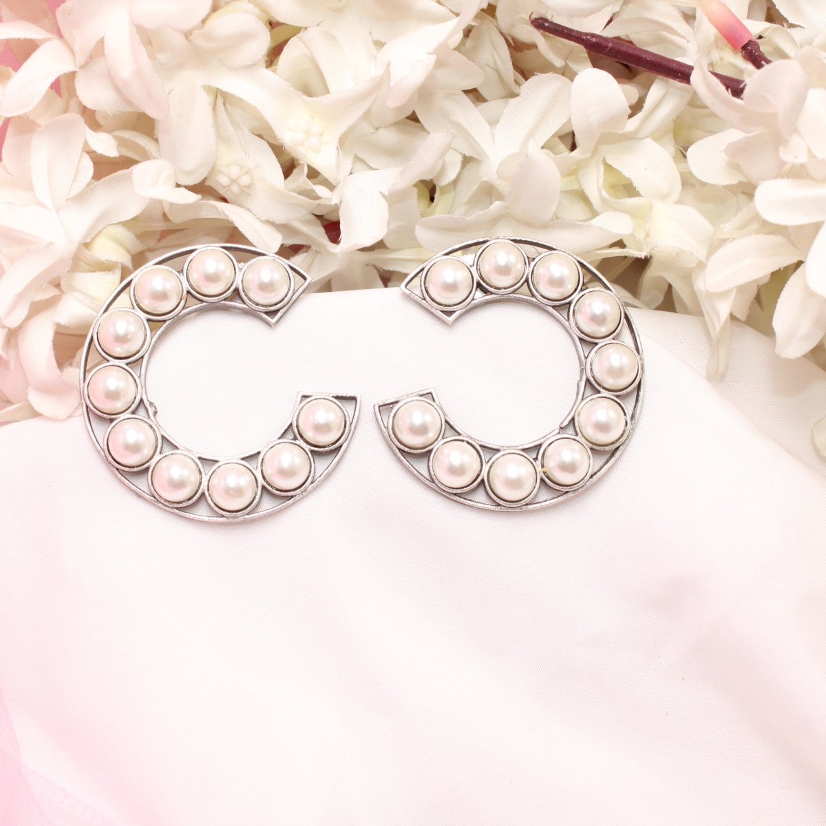 C- SHAPE STUD WITH PEARL SEQUENCE