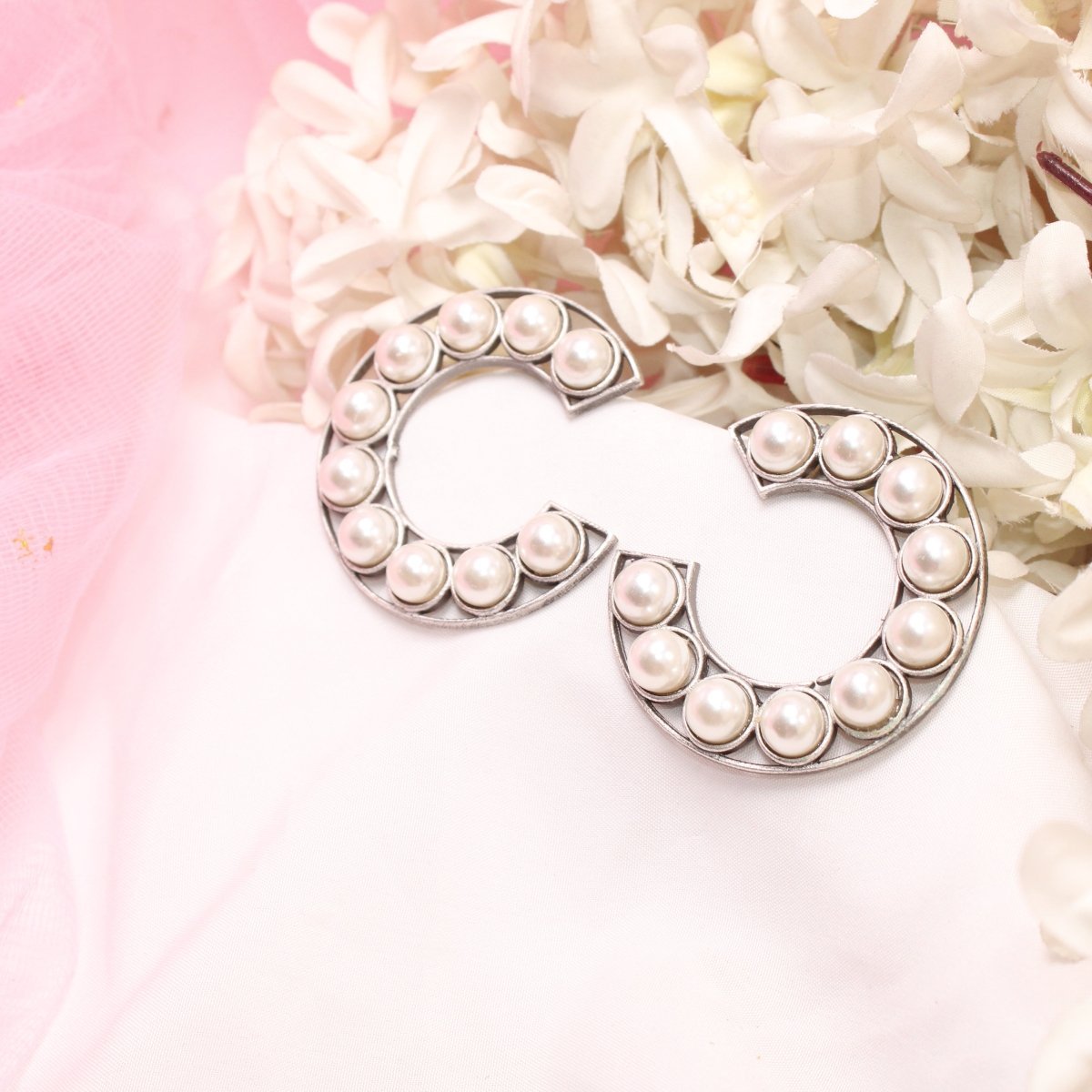C- SHAPE STUD WITH PEARL SEQUENCE