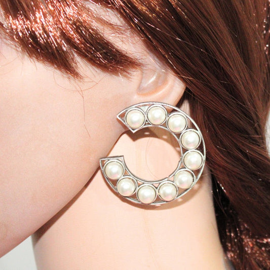 C - SHAPE STUD WITH PEARL SEQUENCE