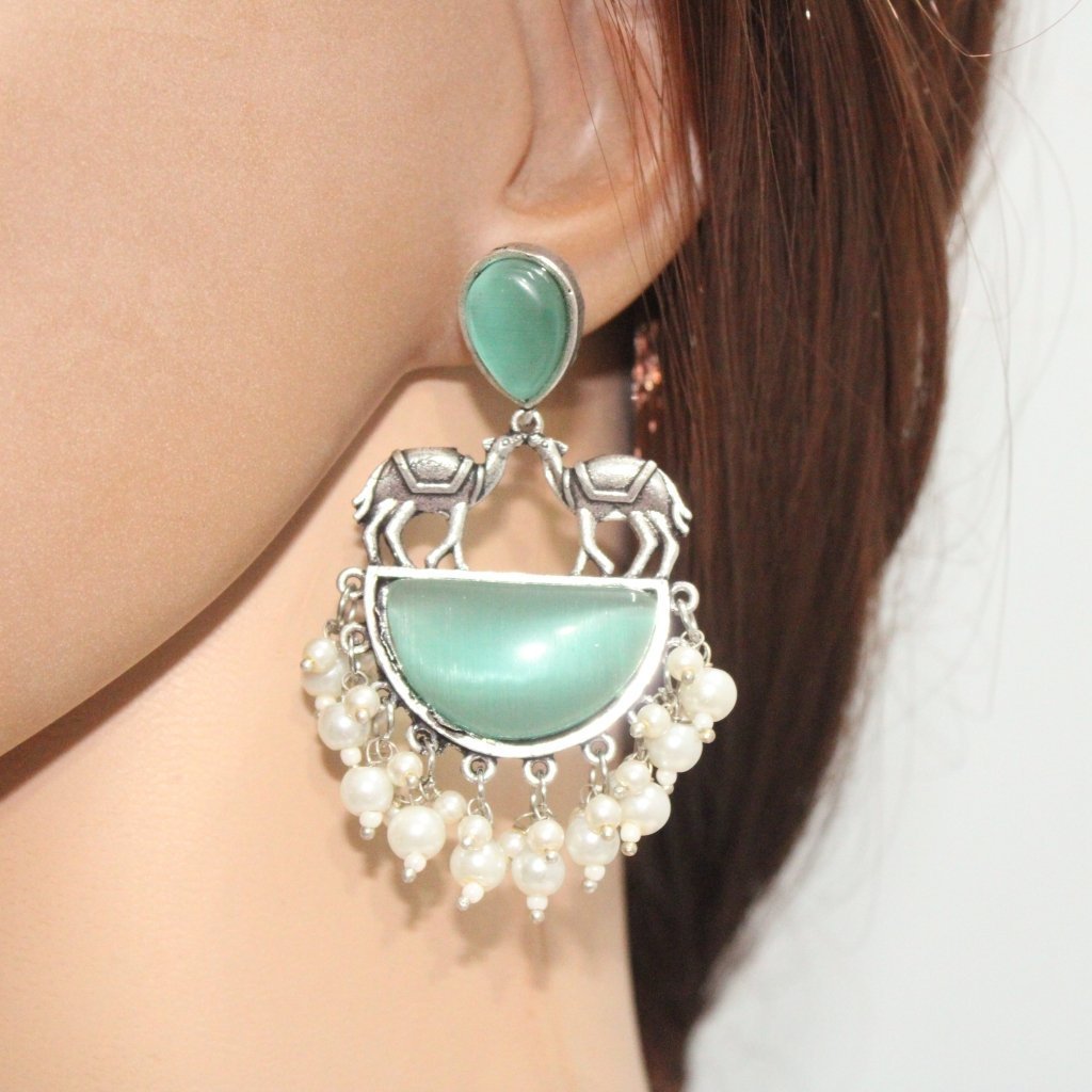 CAMEL PAIR DANGLER- MINT