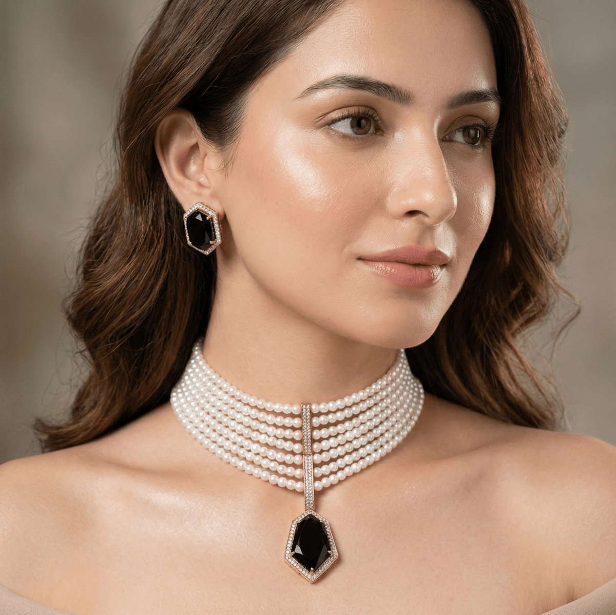 Celebrity-Inspired Black Doublet Stone Pearl Choker