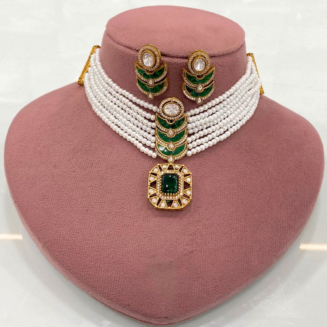 Celebrity-Inspired EMERALD GREEN PEARL CHOKER