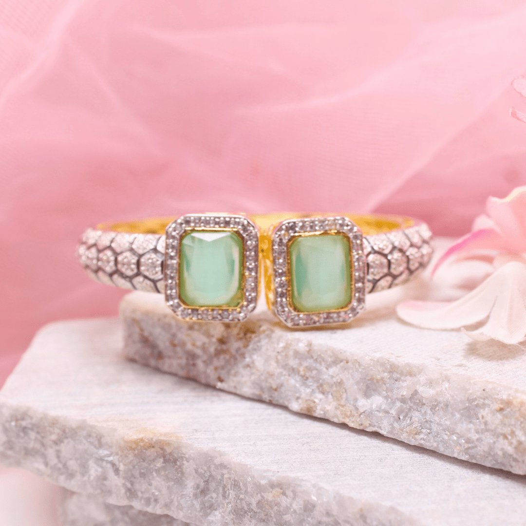 DIAMOND LOOK ALIKE BRACELET GOLDEN POLISH-MINT