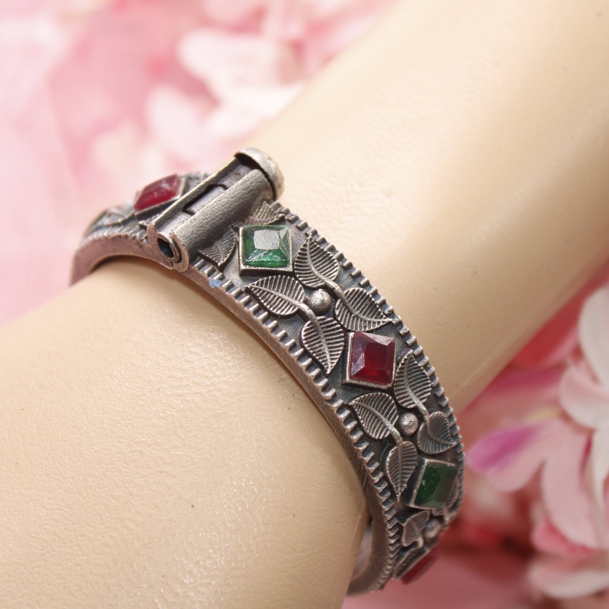 KALI-OXIDISED SILVER LOOK ALIKE KADA-RED & GREEN