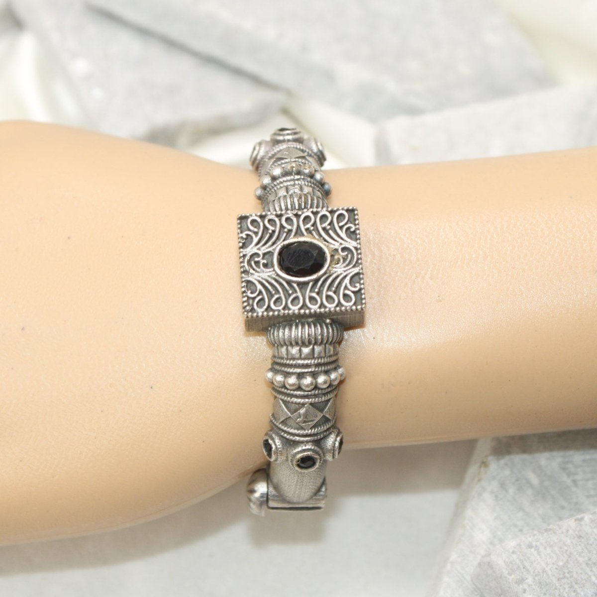 KARIGARI- ANTIQUE OXIDISED KADA-BLACK