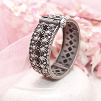 KAVERI-OXIDISED SILVER LOOK ALIKE KADA-BLACK