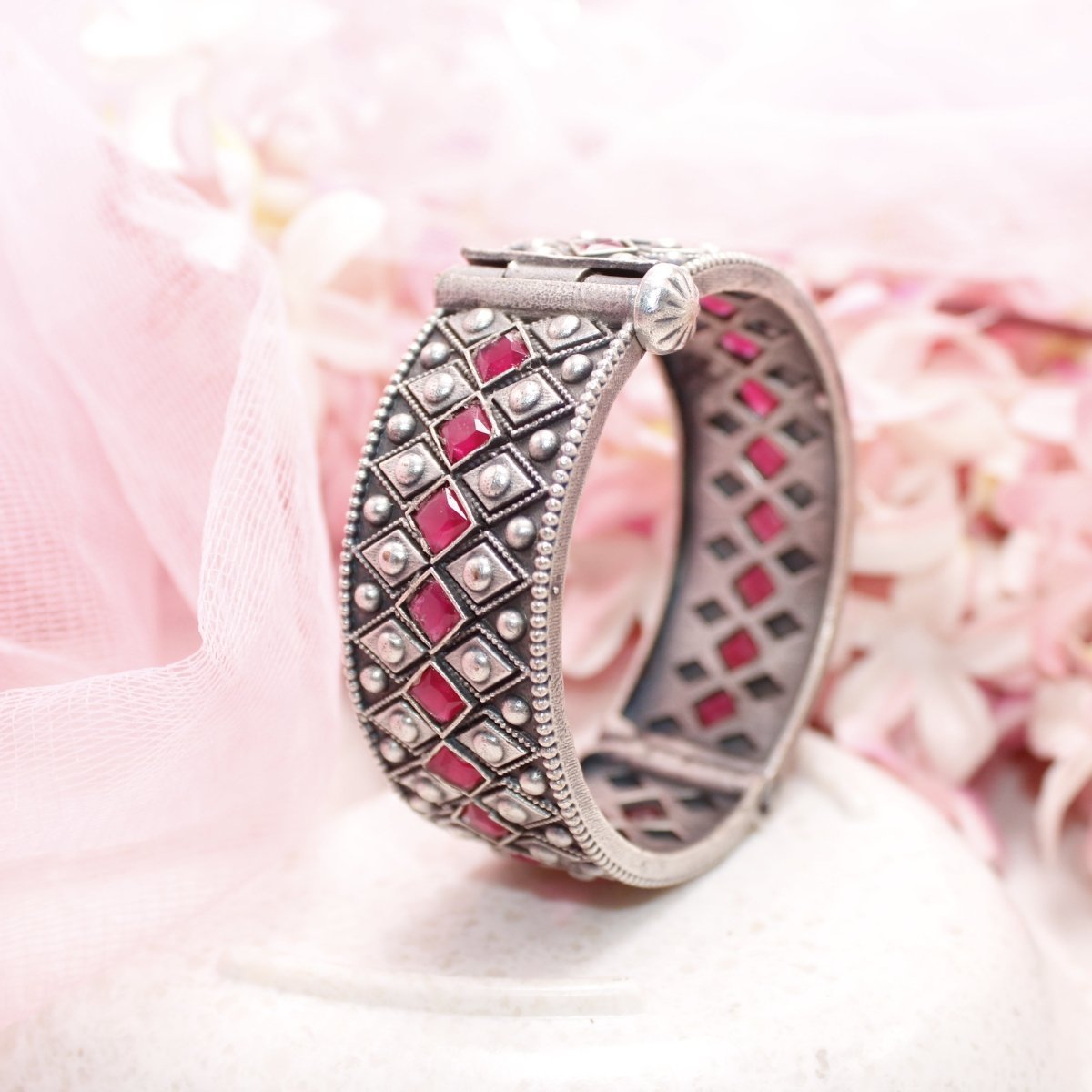 KAVERI-OXIDISED SILVER LOOK ALIKE KADA-RED