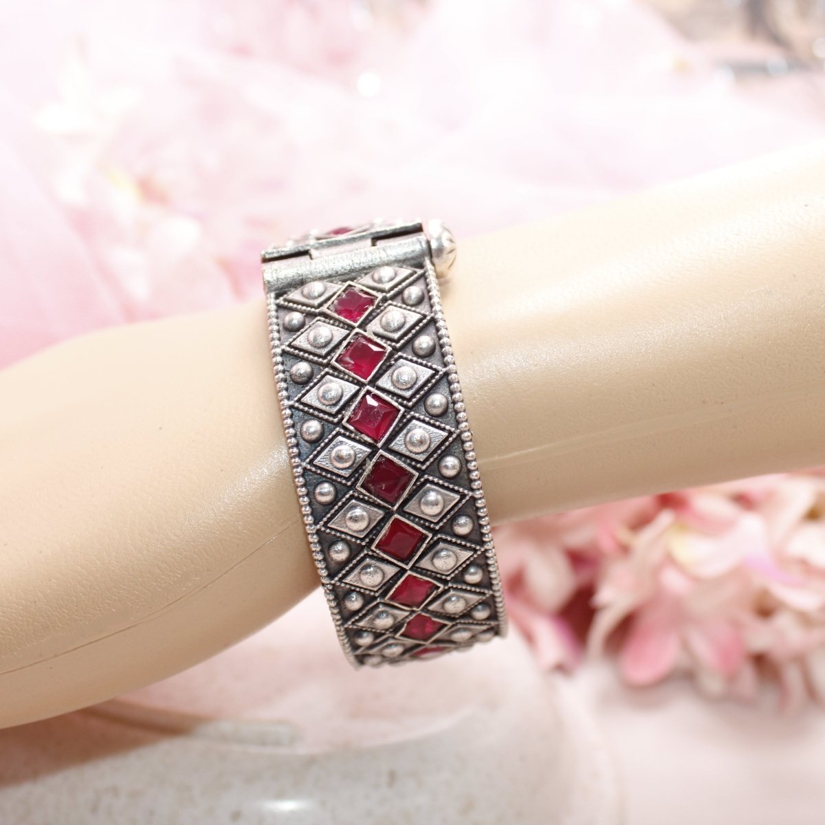 KAVERI-OXIDISED SILVER LOOK ALIKE KADA-RED