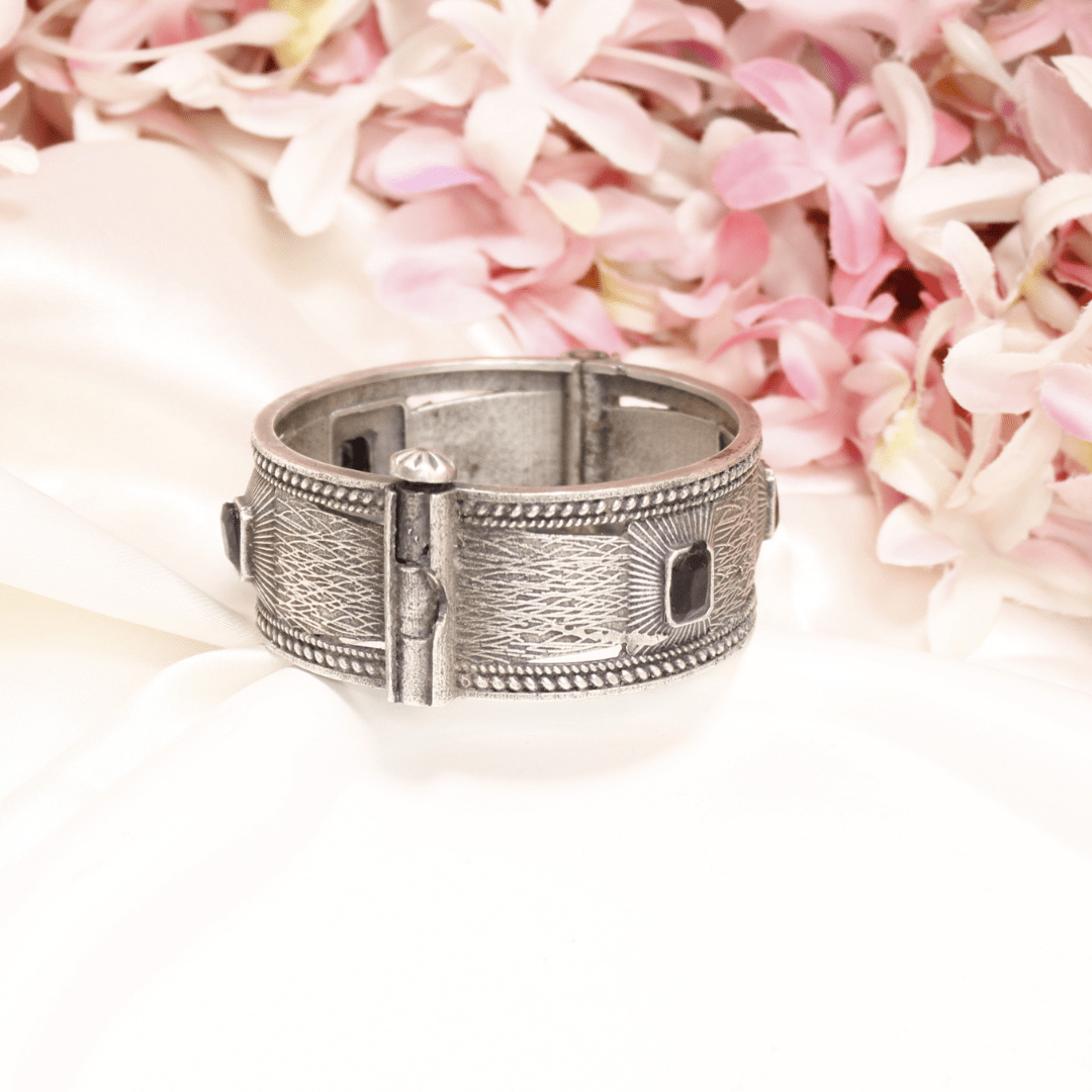 KIA - ANTIQUE SILVER LOOK ALIKE KADA - BLACK