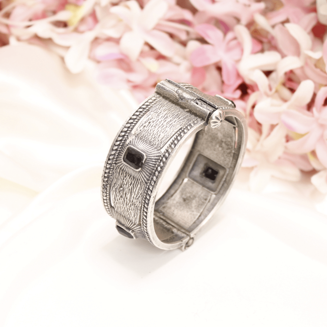 KIA - ANTIQUE SILVER LOOK ALIKE KADA - BLACK