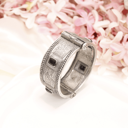 KIA - ANTIQUE SILVER LOOK ALIKE KADA - BLACK