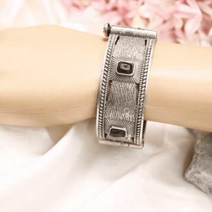 KIA - ANTIQUE SILVER LOOK ALIKE KADA - BLACK