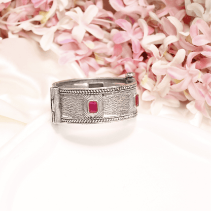 KIA - ANTIQUE SILVER LOOK ALIKE KADA - RED