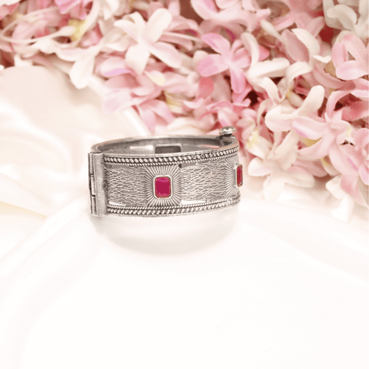 KIA - ANTIQUE SILVER LOOK ALIKE KADA - RED