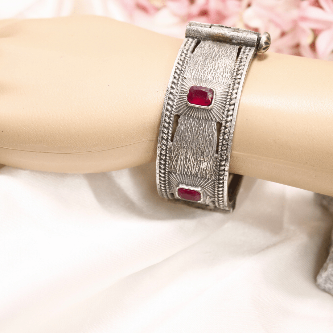 KIA - ANTIQUE SILVER LOOK ALIKE KADA - RED