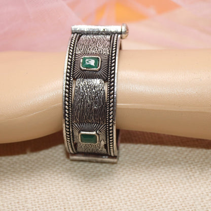 KIA - OXIDISED SILVER LOOK ALIKE KADA - GREEN