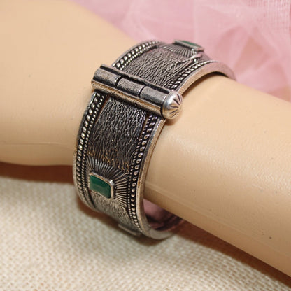 KIA - OXIDISED SILVER LOOK ALIKE KADA - GREEN
