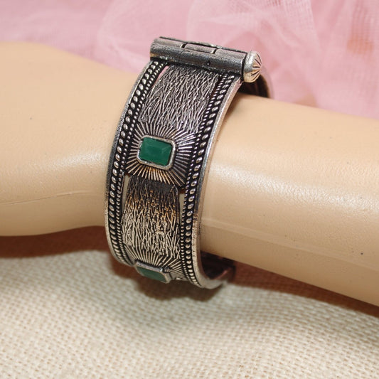 KIA - OXIDISED SILVER LOOK ALIKE KADA - GREEN