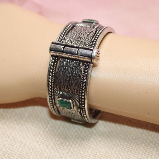 KIA - OXIDISED SILVER LOOK ALIKE KADA - GREEN