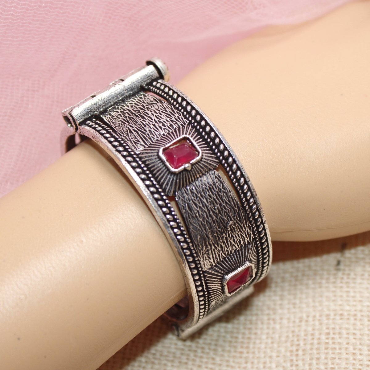 KIA - OXIDISED SILVER LOOK ALIKE KADA - RED