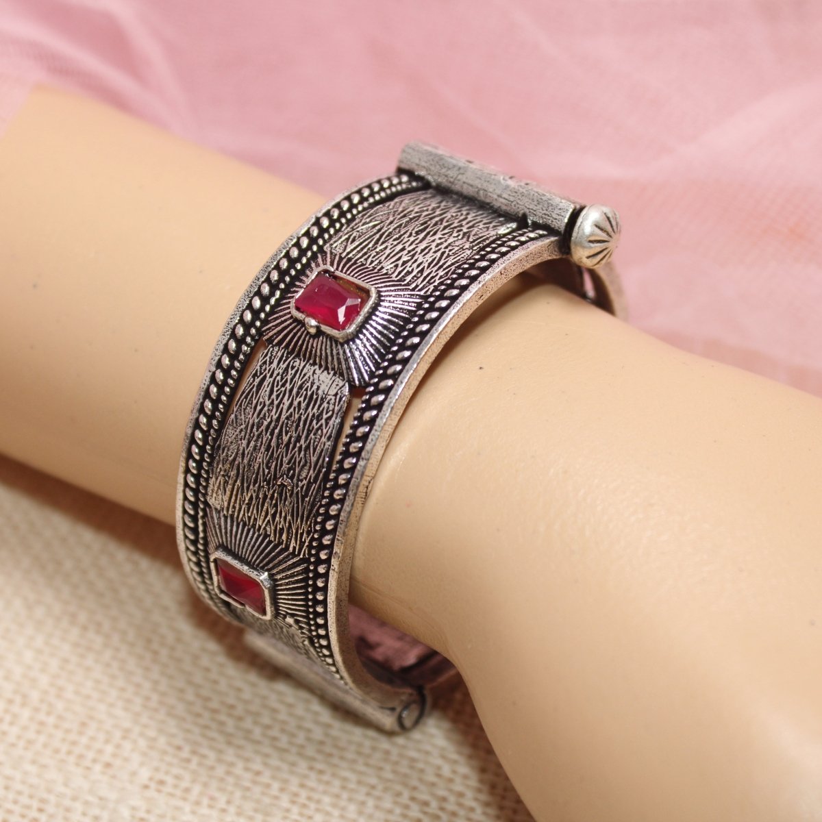 KIA - OXIDISED SILVER LOOK ALIKE KADA - RED