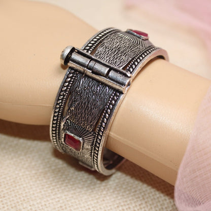 KIA - OXIDISED SILVER LOOK ALIKE KADA - RED