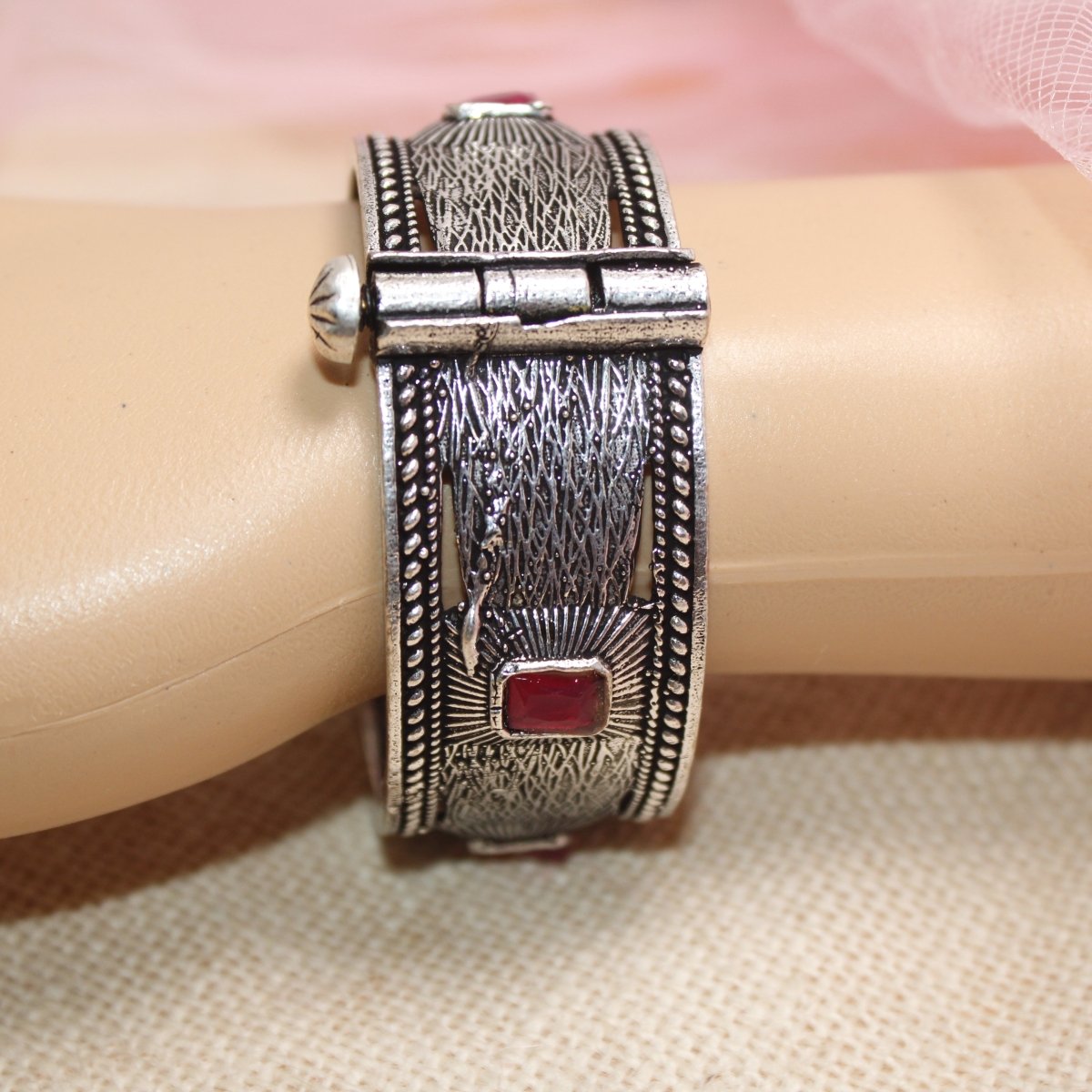 KIA - OXIDISED SILVER LOOK ALIKE KADA - RED
