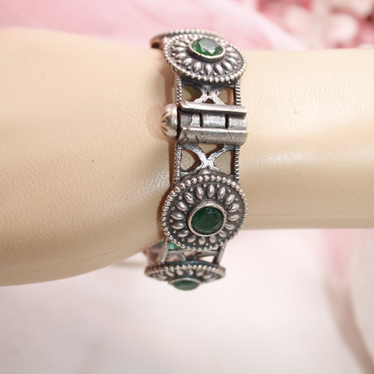 KISHA-OXIDISED SILVER LOOK ALIKE KADA-GREEN