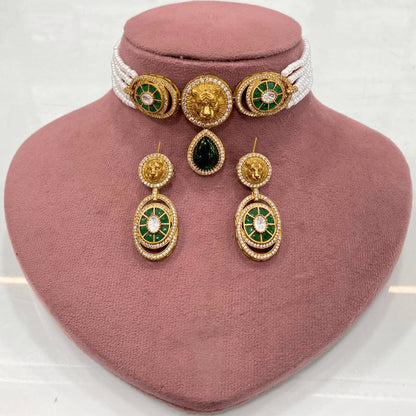 Lion Motif Emerald & Pearl Choker Set