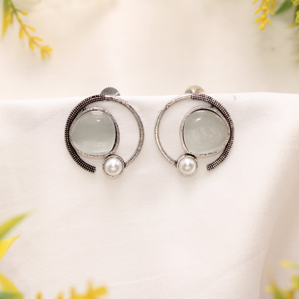 MONALISA STONE AND PEARL ROUND EARRING - OFF WHITE