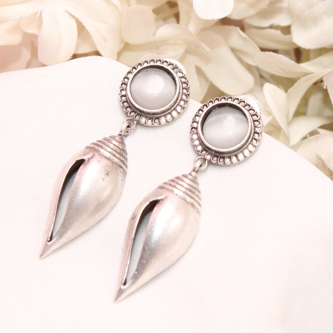 MONALISA STONE SHANKH DROPS EARRINGS-GREY