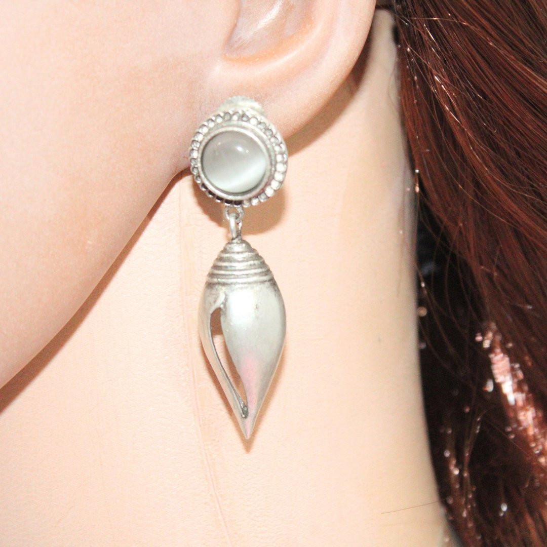 MONALISA STONE SHANKH DROPS EARRINGS - GREY
