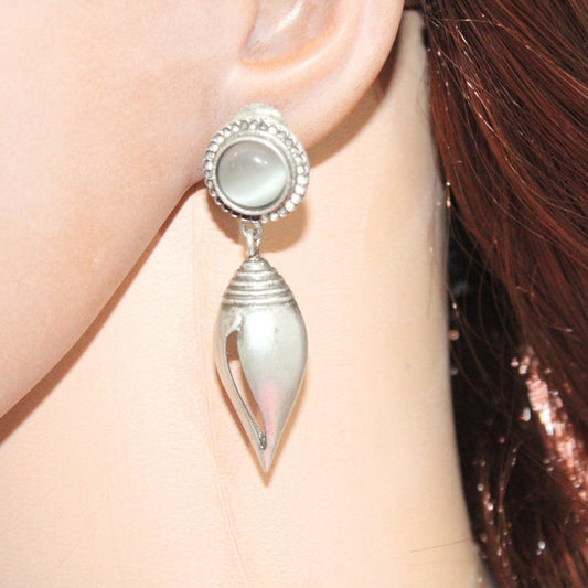 MONALISA STONE SHANKH DROPS EARRINGS - GREY