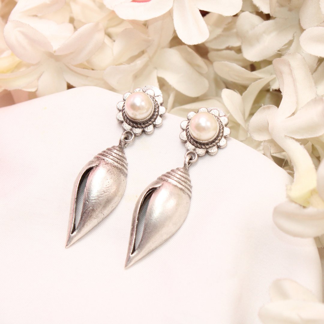 MONALISA STONE SHANKH DROPS EARRINGS - PEARL