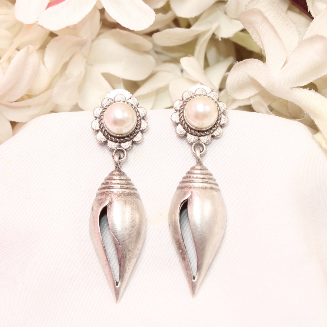 MONALISA STONE SHANKH DROPS EARRINGS-PEARL