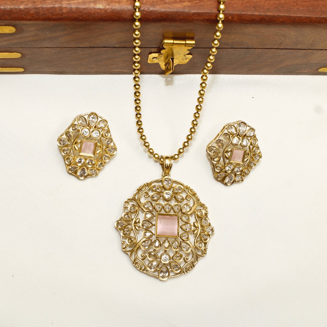Mughal-Inspired Floral Jadau Pendant Set – Baby Pink & Moissanite Detaili
