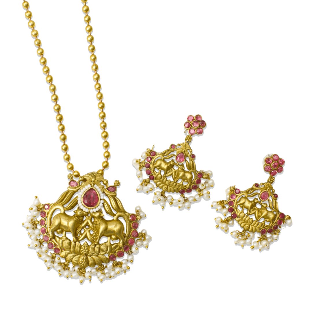 Nandi Divine Antique Pendant Set – Matte Gold with Pink Kundan & Pear