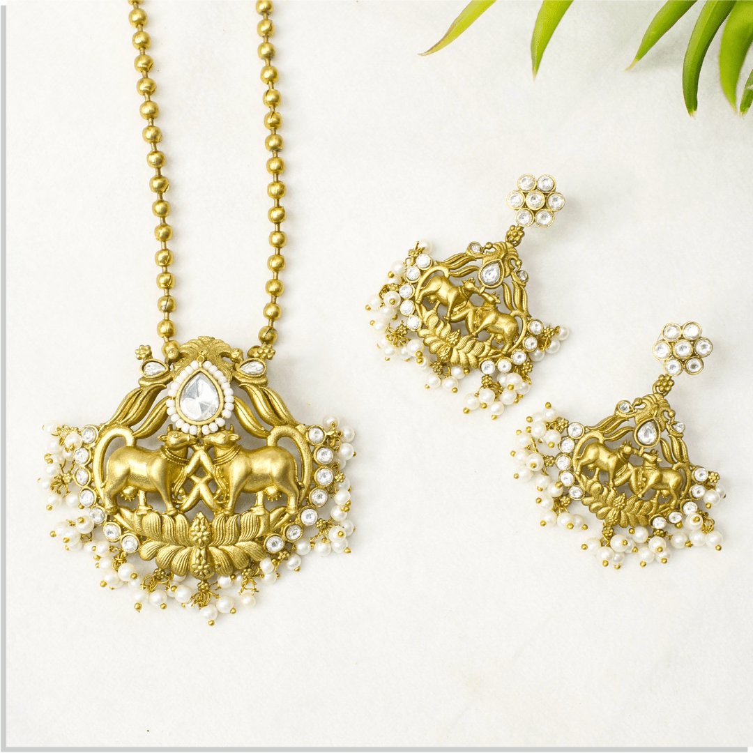 Nandi Pair Antique Pendant Set – Matte Gold with White Polki & Pear
