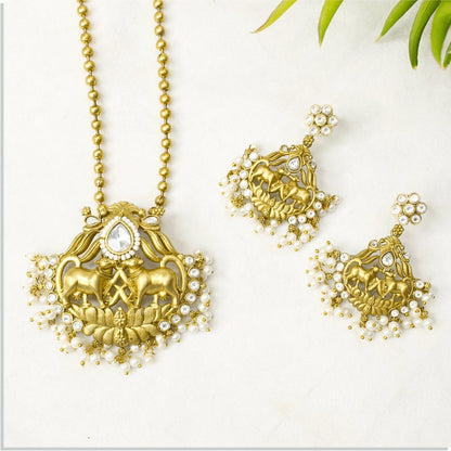 Nandi Pair Antique Pendant Set – Matte Gold with White Polki & Pear